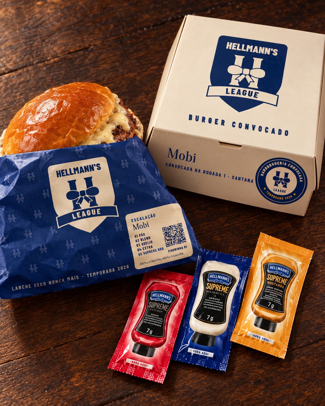 Burger no papel azul da liga, caixa Burger Convocado e sachês Hellmann's Supreme